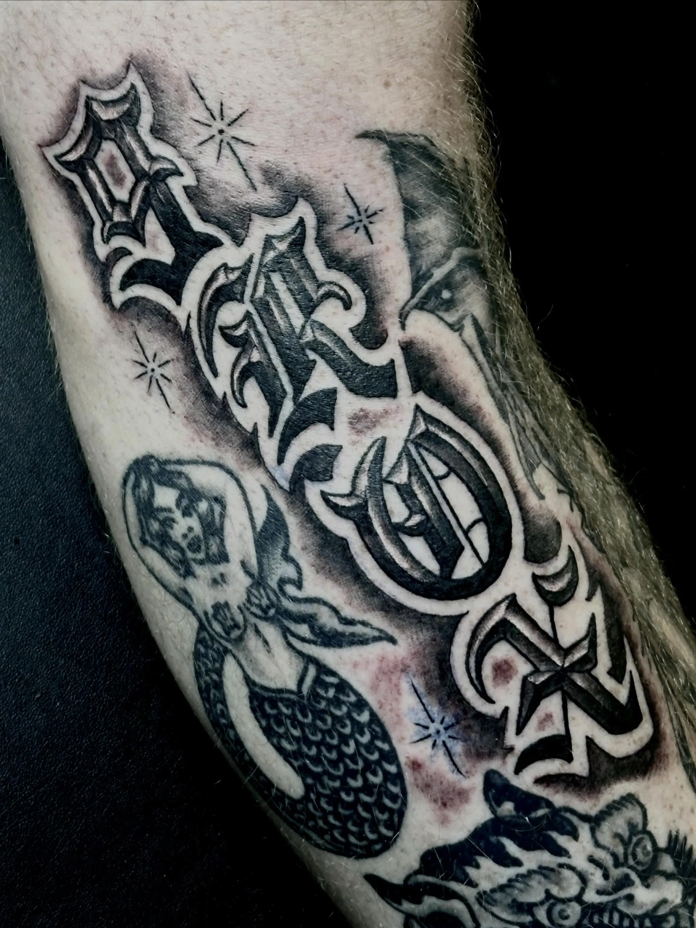 Booking tattoos for @greenpointtattooco in Brooklyn and @hudson_river_tattoo Upstate NY. 

To book an appointment, call either shop or fill out the booking form linked in my bio. 

#tattoostyle #greenpointtattooco #tattoo #letteringtattoo #tattooarti