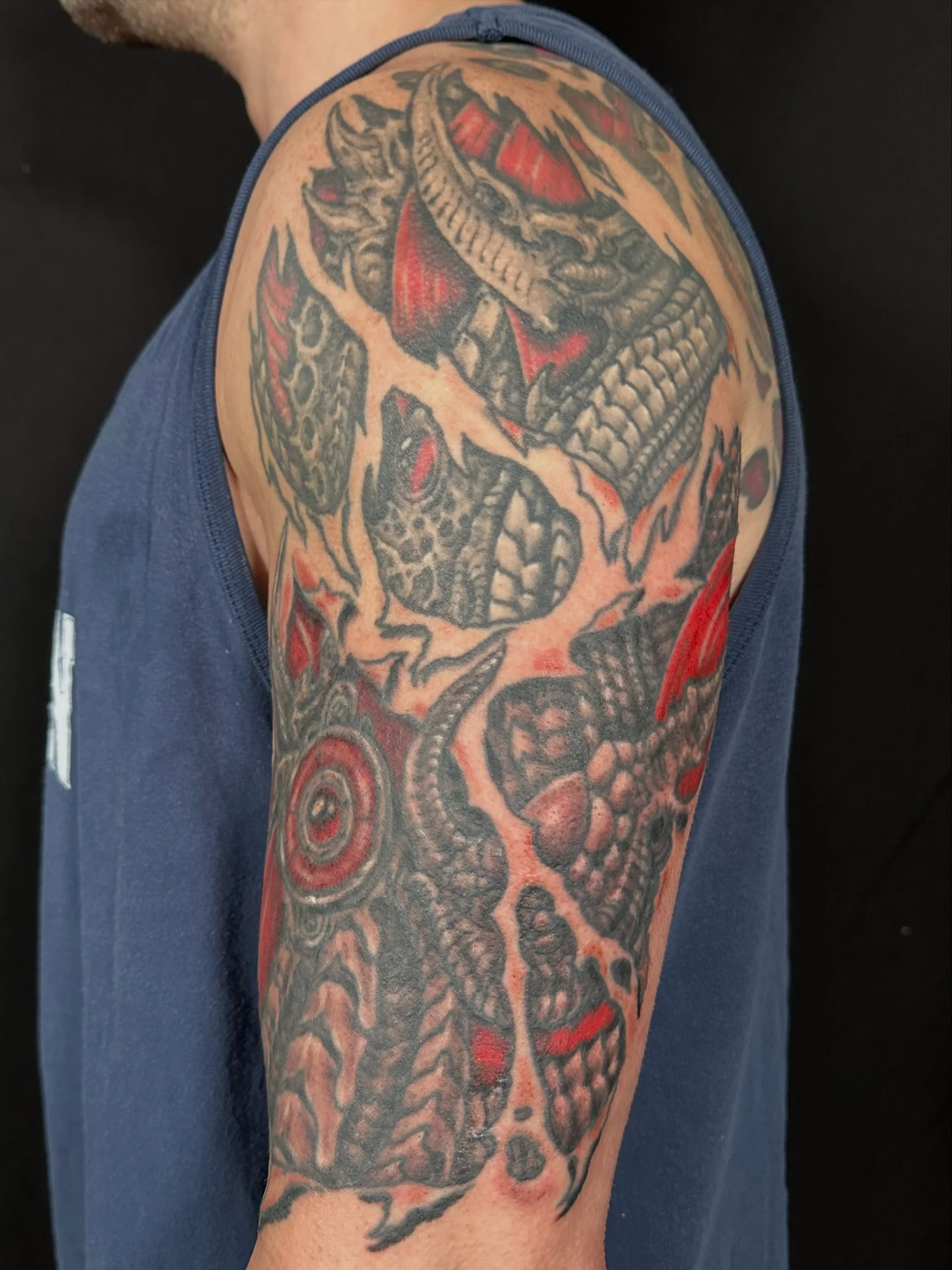 Always looking to do more projects like this. To book, email johnreardontattoos@gmail.com or call the shop @greenpointtattooco 

#tattoos #tattooartist #biomech #greenpoint #nyctattoos