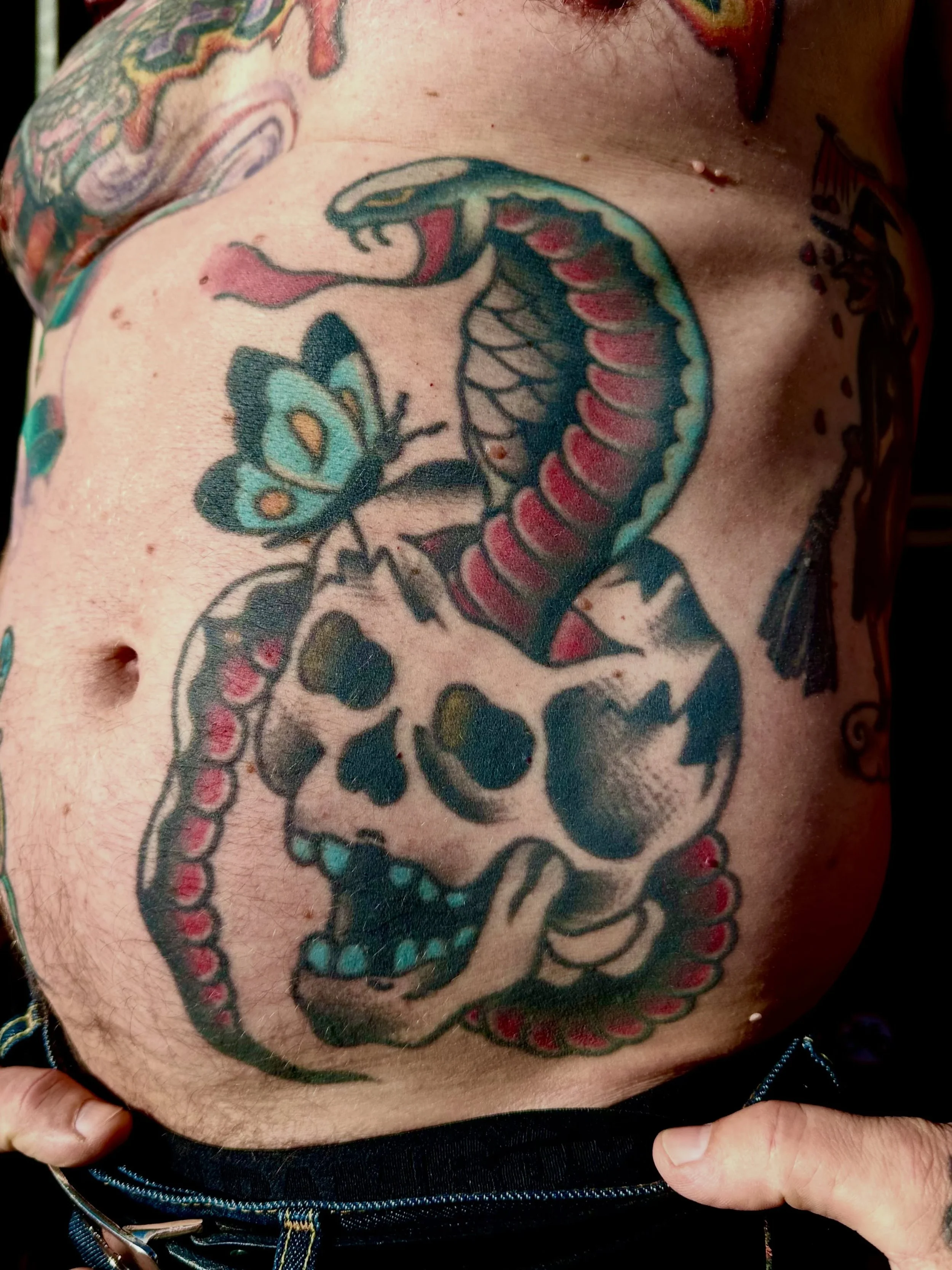 Skull and snake over 10 years old on @franzjaegertattoo 

#healedtattoos #tattoo #tattooartists #traditionaltattoos