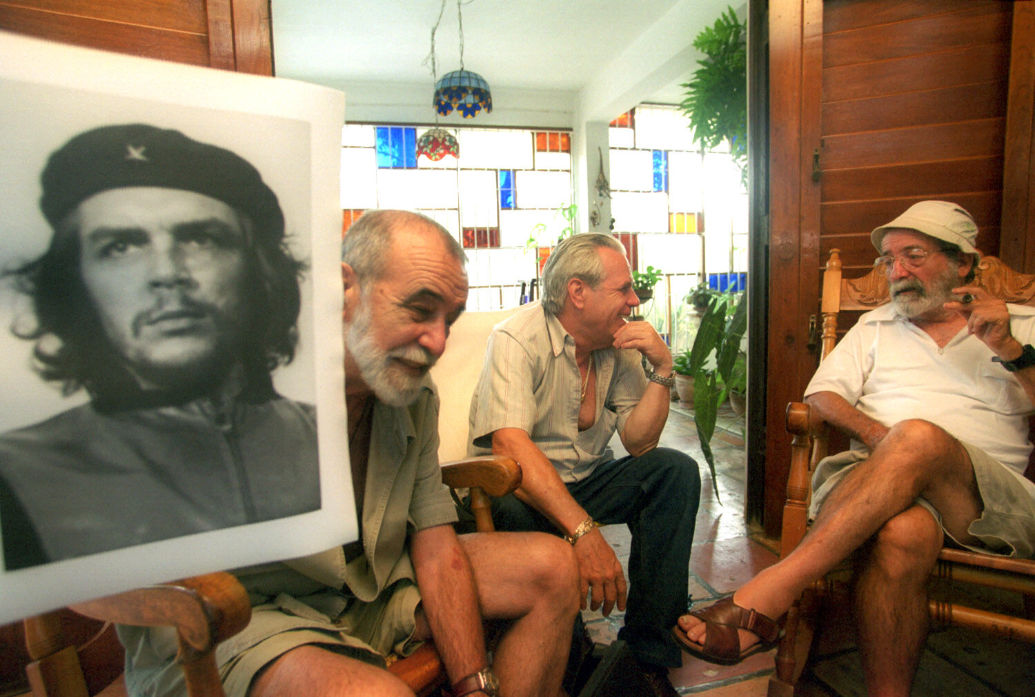  Korda holds his famous photo of Che Guevara.                      