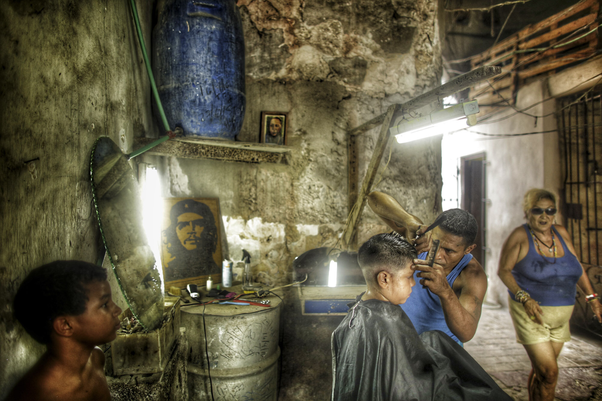  Cuban barber Michel always has Che photo next to where he cuts hair.Old Havana, 2016. 
