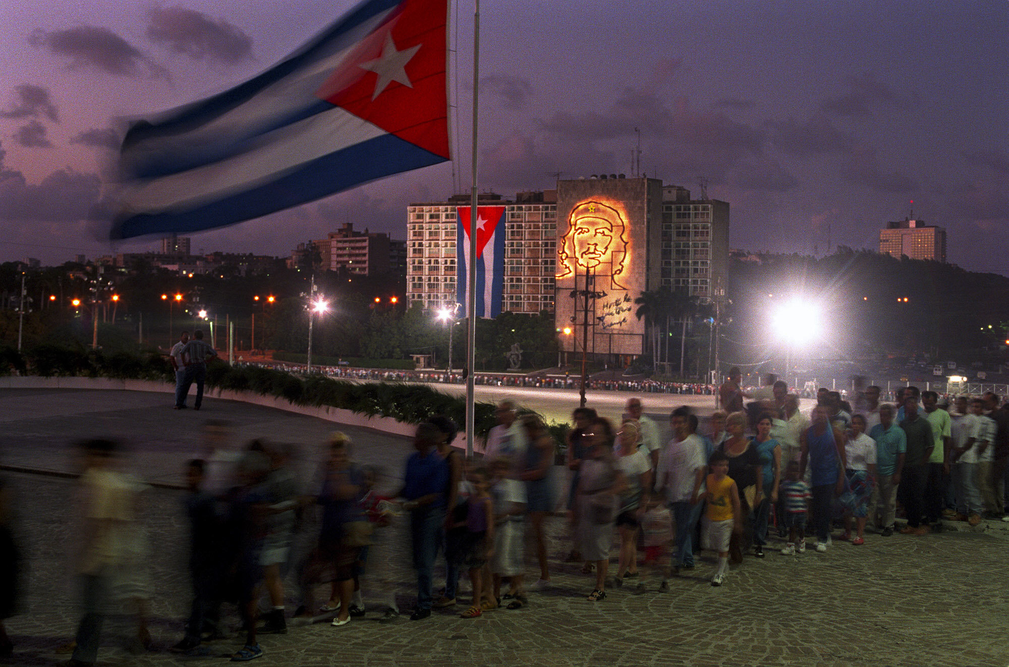  Tens of thousands of Cubans pay tribute to Che Guevara, at the Jose 
Marti monument, Plaza de la Revolucion. 