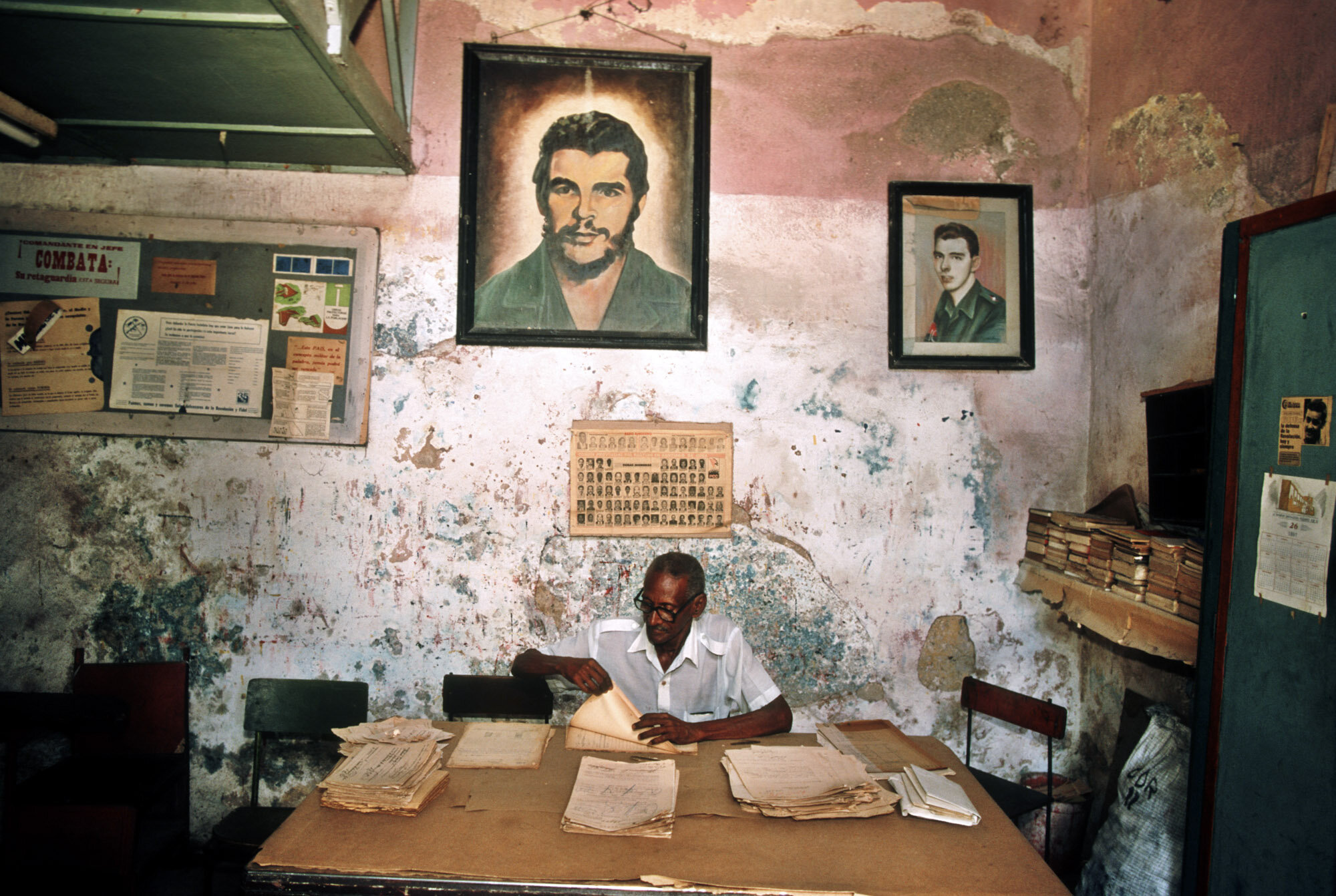  Ernesto Che Guevara propaganda in a state office. Santiago de Cuba, 2003. 