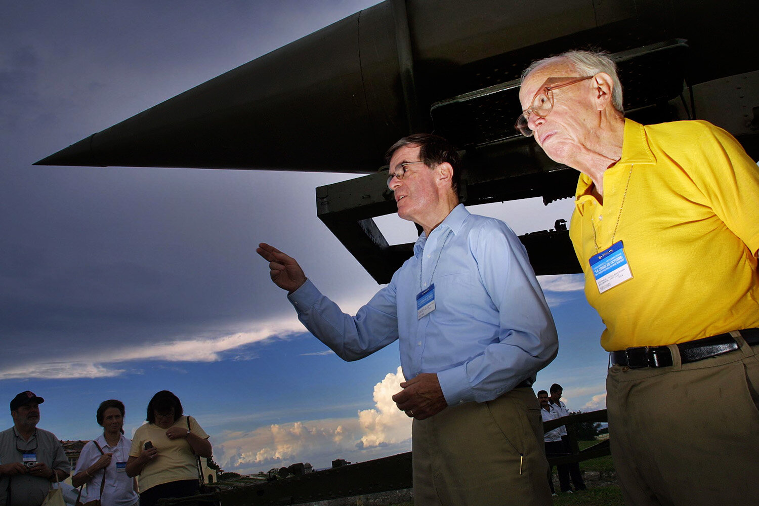  Arthur Schlesinger (r) and Theodore Soerensen (l) former advisors to President J.F. Kennedy during the Cuba missile crisis in 1962, stand next to a sovjet mid-range missile R-12 in Havana, Cuba, on the last day of a conference on occasion of the 40t