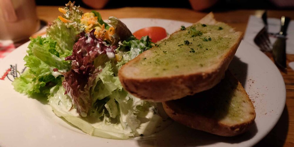 Pan de Ajo y Ensalada