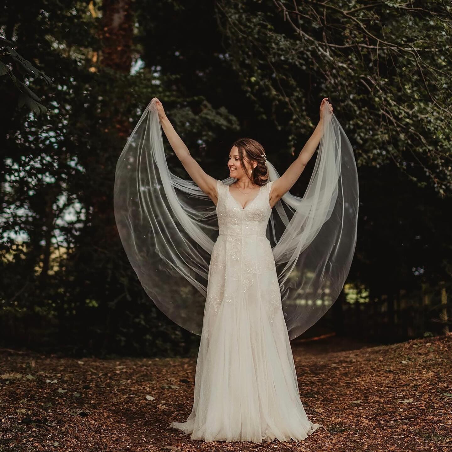 Are you trying to decide between a veil or no veil but to no avail!?
From a photographer&rsquo;s point of view a long veil is fantastic for photographs earlier in the day and then most brides take them off later to get the best of both worlds.
.
.
.
