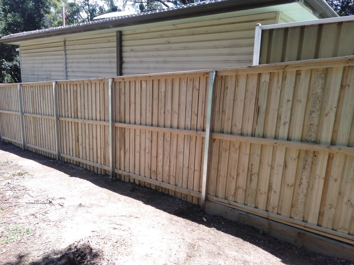 NB's - cap & lap fence with gal posts.jpg