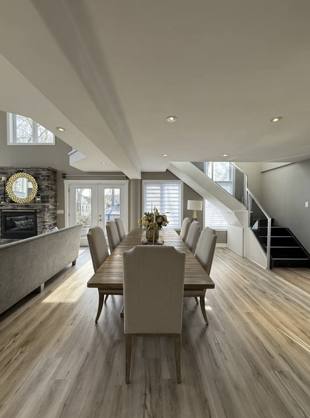 Dining area between living room and kitchen