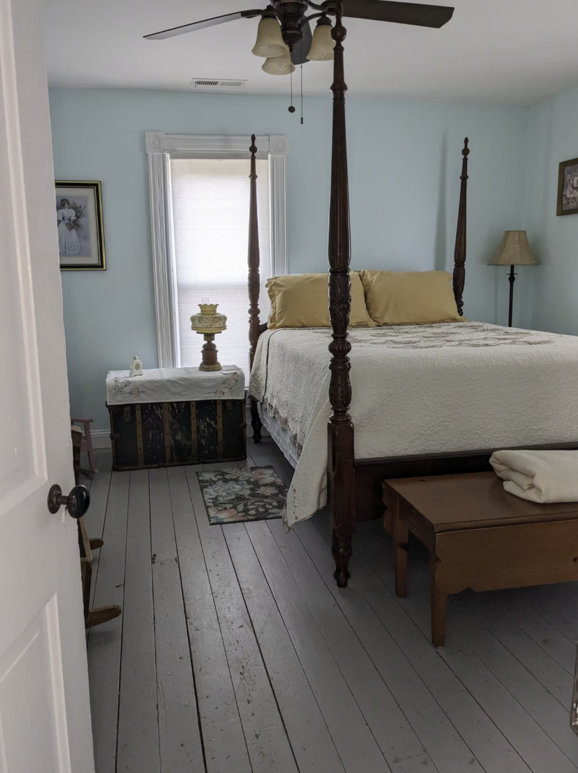 Bedroom, upstairs queen