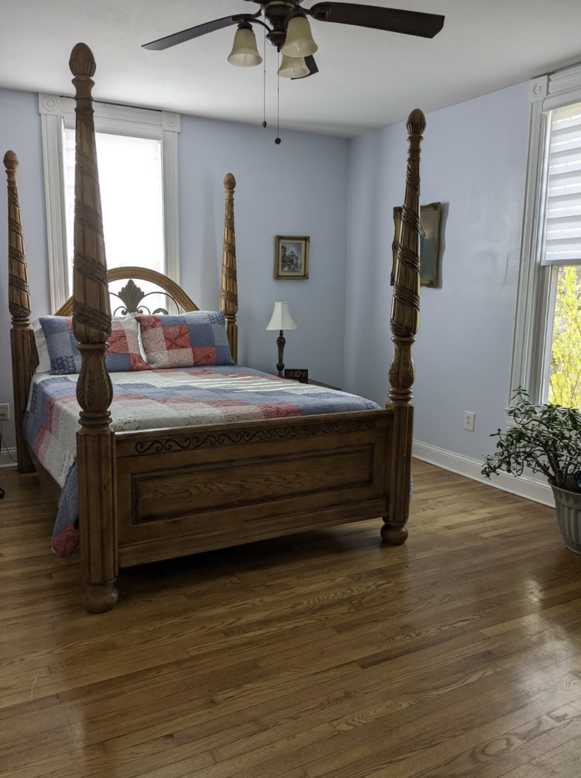 Bedroom, downstairs queen