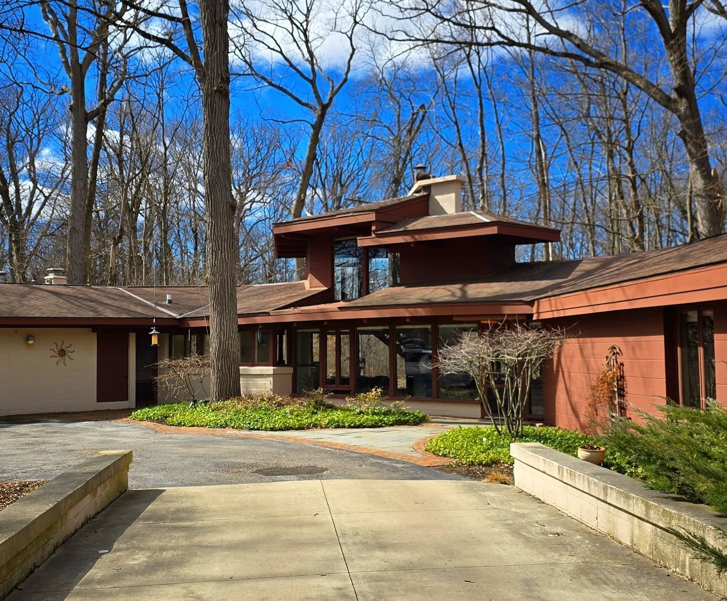 Another fantastic mid-century Wrightian style home, the Lawrence Adelman House (brother of Albert Adelman who built our Frank Lloyd Wright Adelman house 1948) Glendale, WI 
with @danagrabovac @destysteam

#mcm #mcmwi #midcentury #midcenturydesign #mi