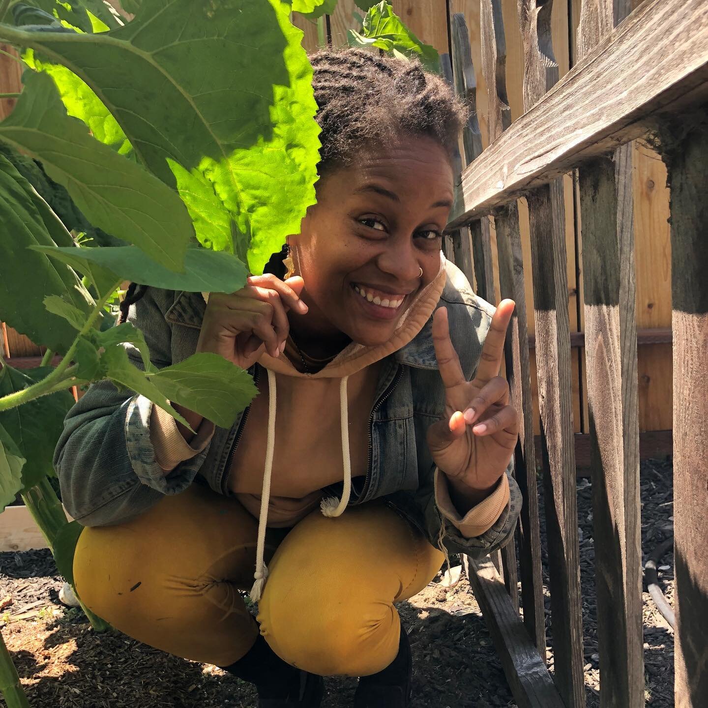 peek a boo!!!
popping on your timeline to say hiiiiii and that the @oaklandcreates 2021 Virtual Art, Comics, and Zines Fest is back and happening next SAT, 12/18!!! I love this space so much and am sending all the appreciations, snaps, and virtual sq