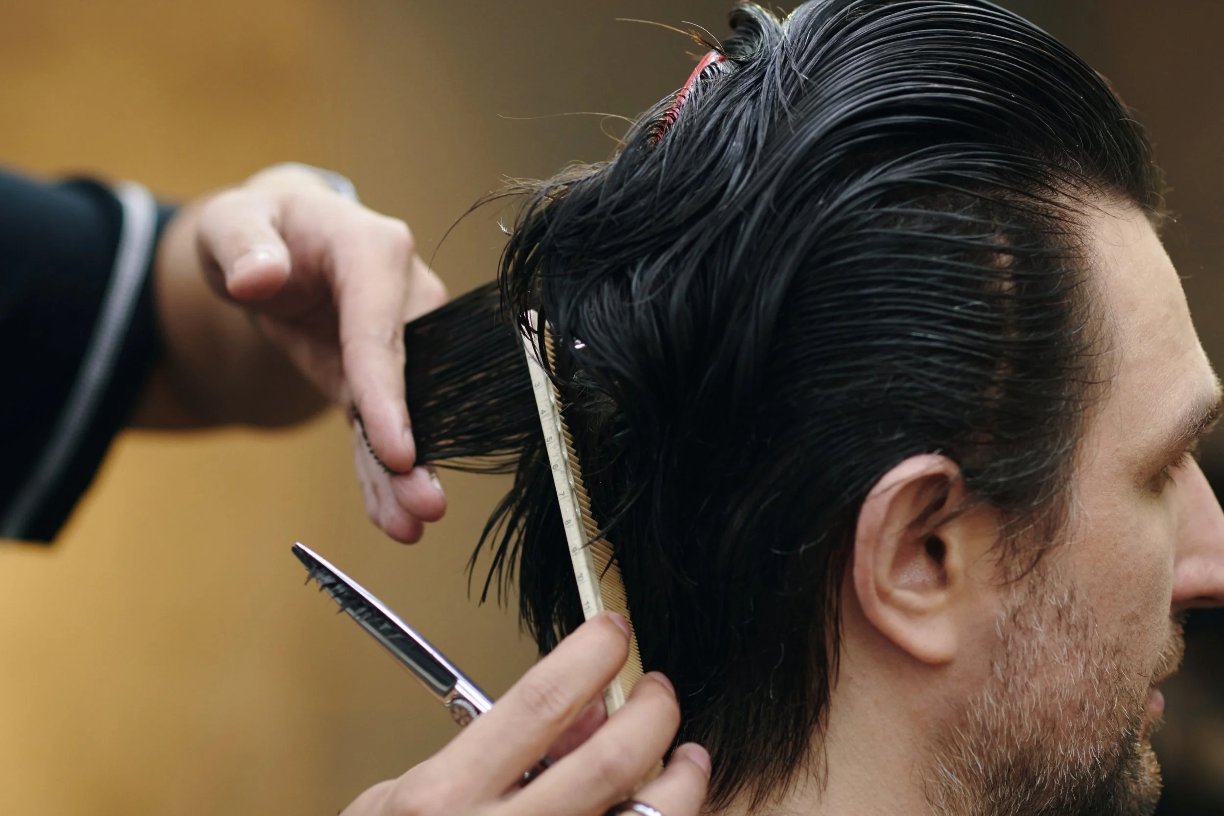 mens-haircut-scissor-comb-technique