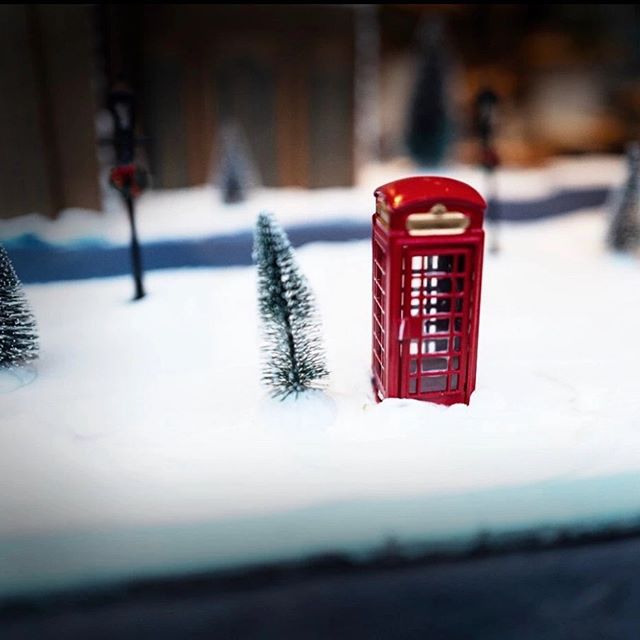 When it&rsquo;s #toohot ☀️in 🇫🇷 #paris , it makes us think of our winter #daisycodetraveling in 🇬🇧 #london or living in a refrigerator... ❄️❄️🤣
.
.
.
#daisycodeca #saturdayhumor #canicule2019 #lol