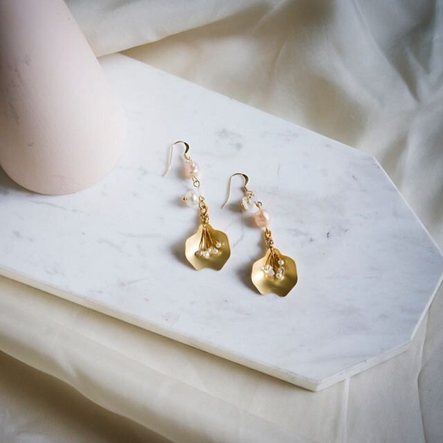 My handmade earrings with @leloisir_j.lin .
I love spending my spare time to learn something new and explore the new world.
What&rsquo;s your hobby besides your career ?
#daisycodelifestyle #daisycodeca #taipei#earrings#classicstyle