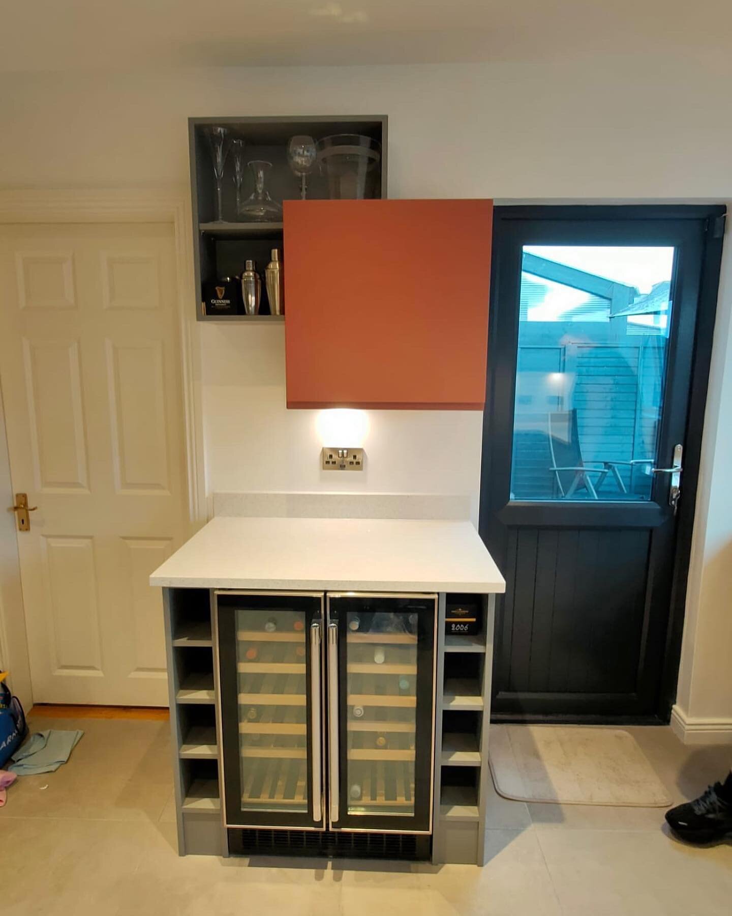 We do love a drinks station / home bar 🙌🏼 . This one has a wine fridge too, love! Painted in Perse Grey and Ashes of Roses with matching quartz countertop to the rest of the kitchen. Our order book is nearly full for this year so book your free con