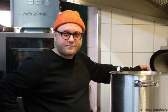 German Michelin-starred Max Strohe and his team prepare meals for doctors and nurses in Berlin
