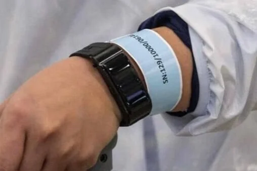 Three Peruvian engineers design 'anti-infection bracelet' alerting its user when their hand approaches the face