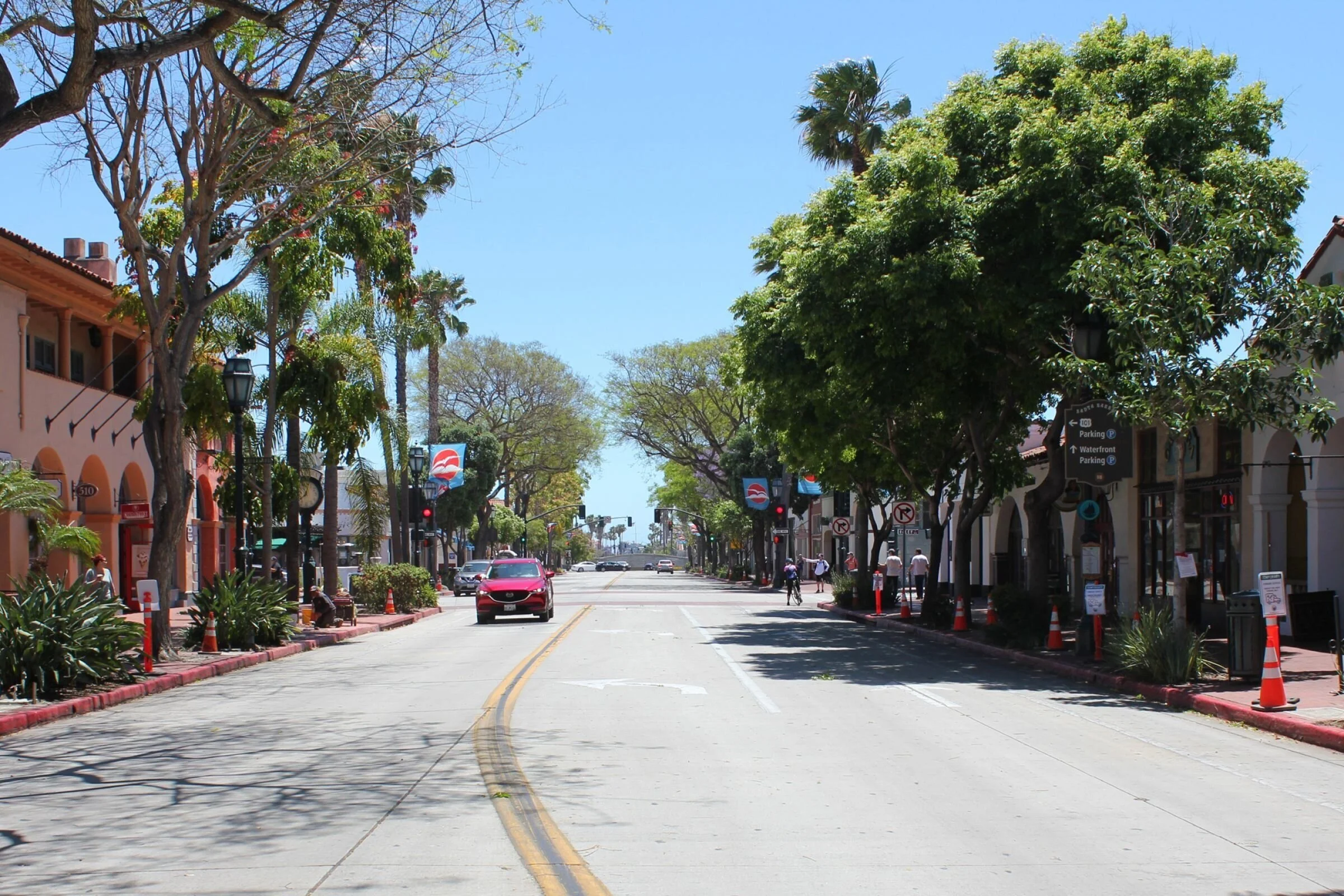 Santa Barbara´s City Administrator, Paul Casey, builds pedestrian promenade on State Street in response to COVID-19
