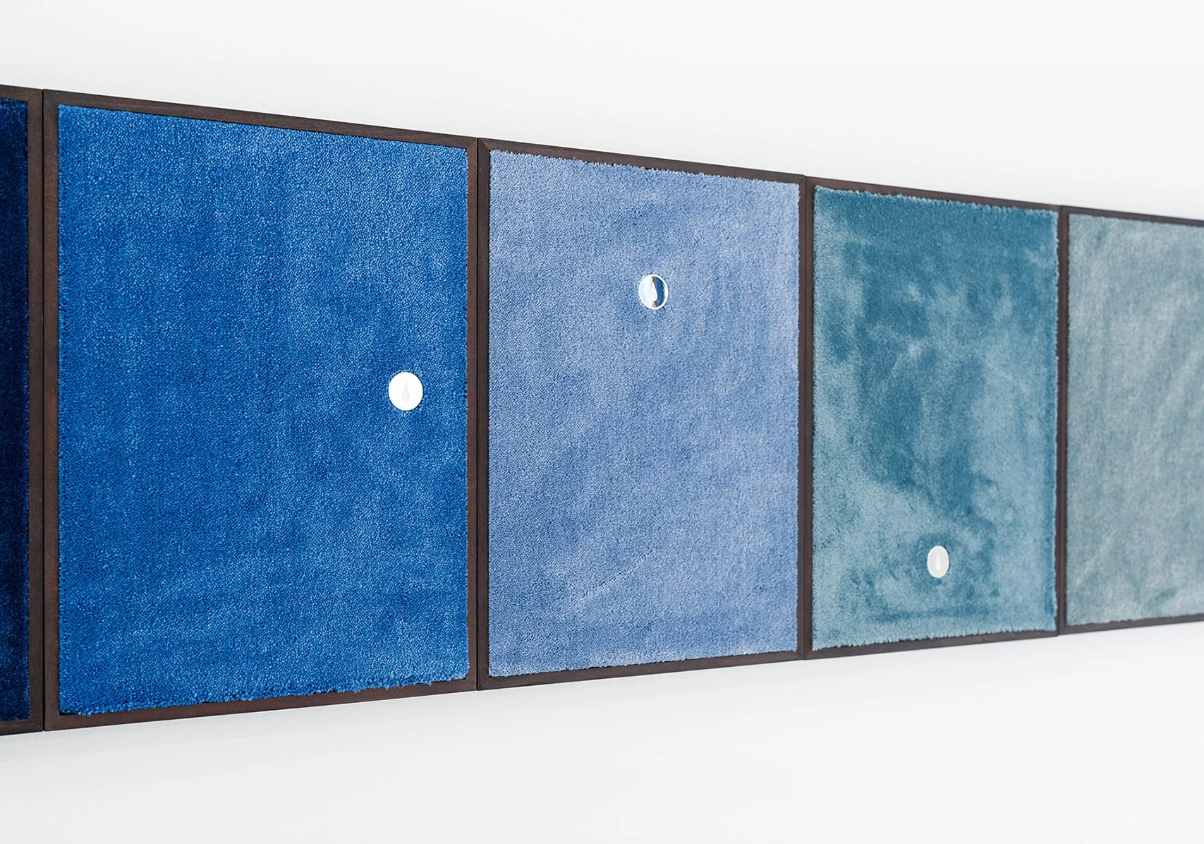 Tears Currency, 2025

stained wooden frames, carpet, custom made coins, Installationview Spoiler Pit-Stop, Berlin

Foto: Lea Hopp