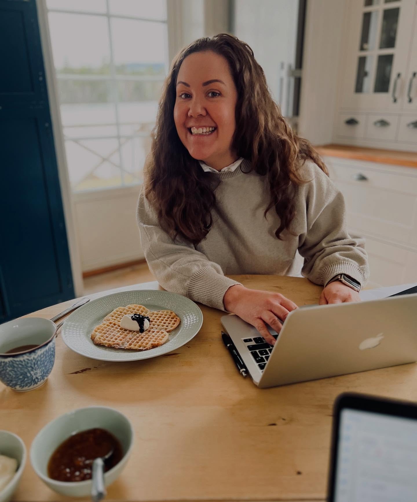 Planeringsm&ouml;te med Frida fr&aring;n @workify_sverige i f&ouml;rmiddags. Dagen till &auml;ra blev det nygr&auml;ddade v&aring;fflor till kaffet. Sockerchocken gjorde susen. 🚀

#asknekommunikation #workify #strategi #marknadsf&ouml;ring #contentp