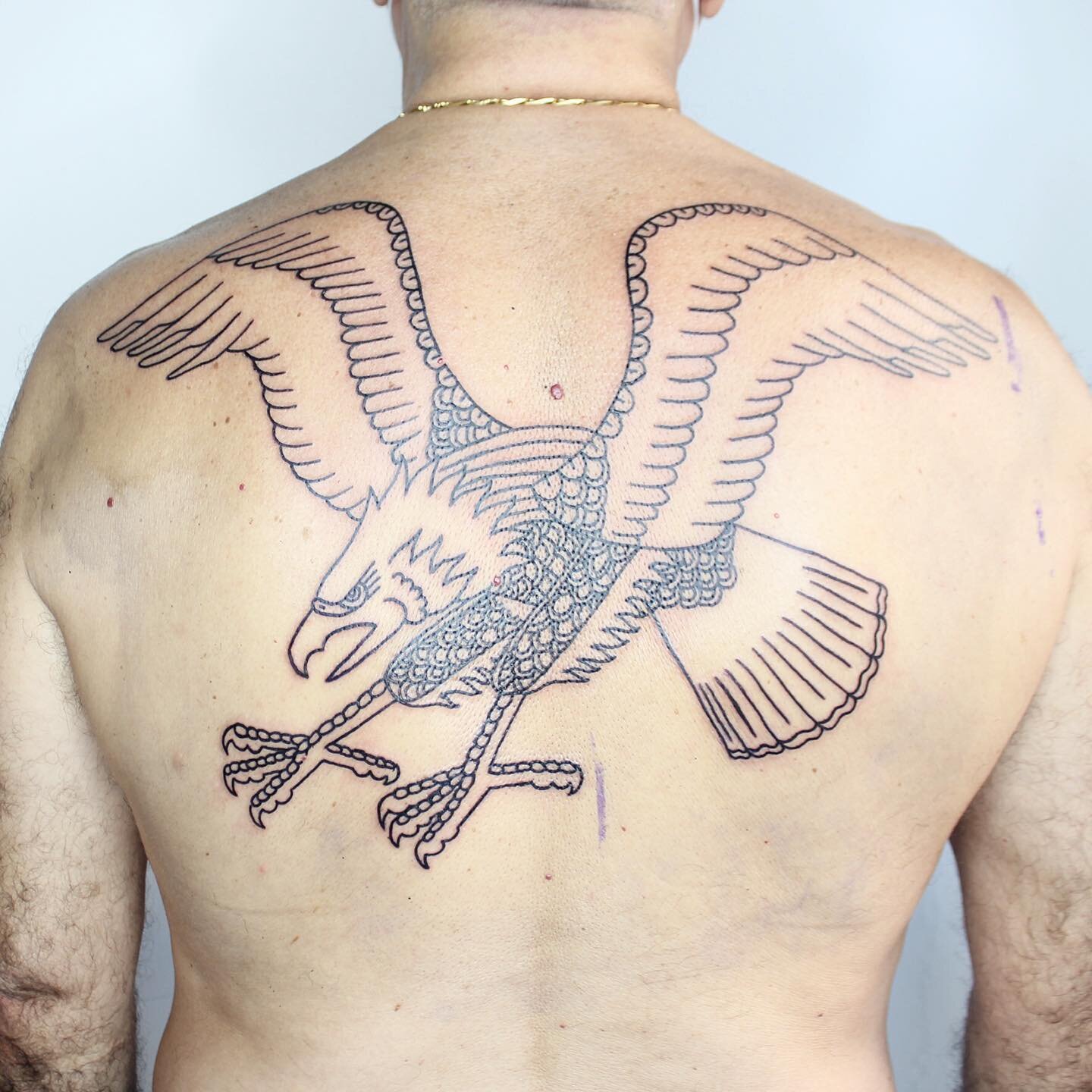 Premi&egrave;re partie pour le premier tatouage du courageux Sa&iuml;d, merci beaucoup 💪🦅
*
*
*
*
*
*
*
*
#tattooparis #paristattoo #minimalisttattoo #traditionaltattooparis #oldschooltattooparis #paristattooshop #eagletattoo #traditionaleagle