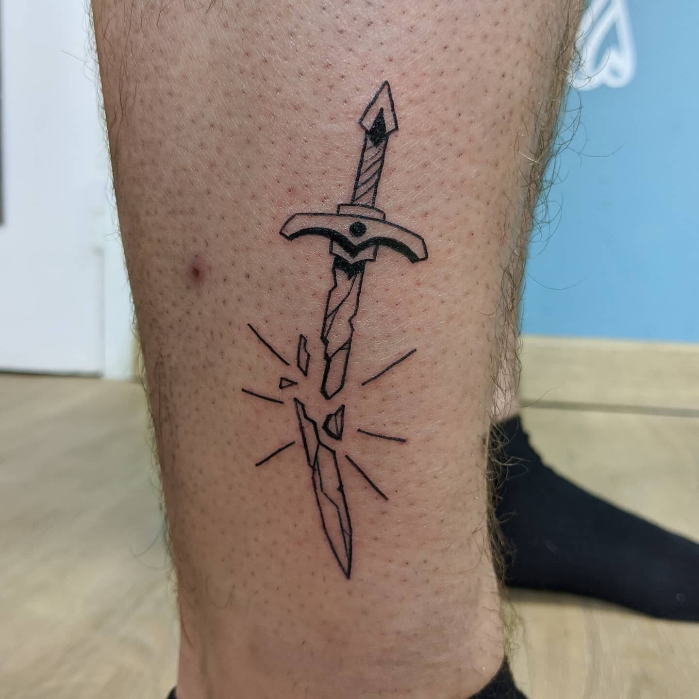 R&eacute;alis&eacute; par notre r&eacute;sident @le.petitleo 🗡️🗡️🗡️

*

Info / Booking par DM directement avec Leo 

*

#tattoofrance #tattooparis #tattooflashs #flash # tattooflash #ignorant #tattoo #ignorantstyletattoo