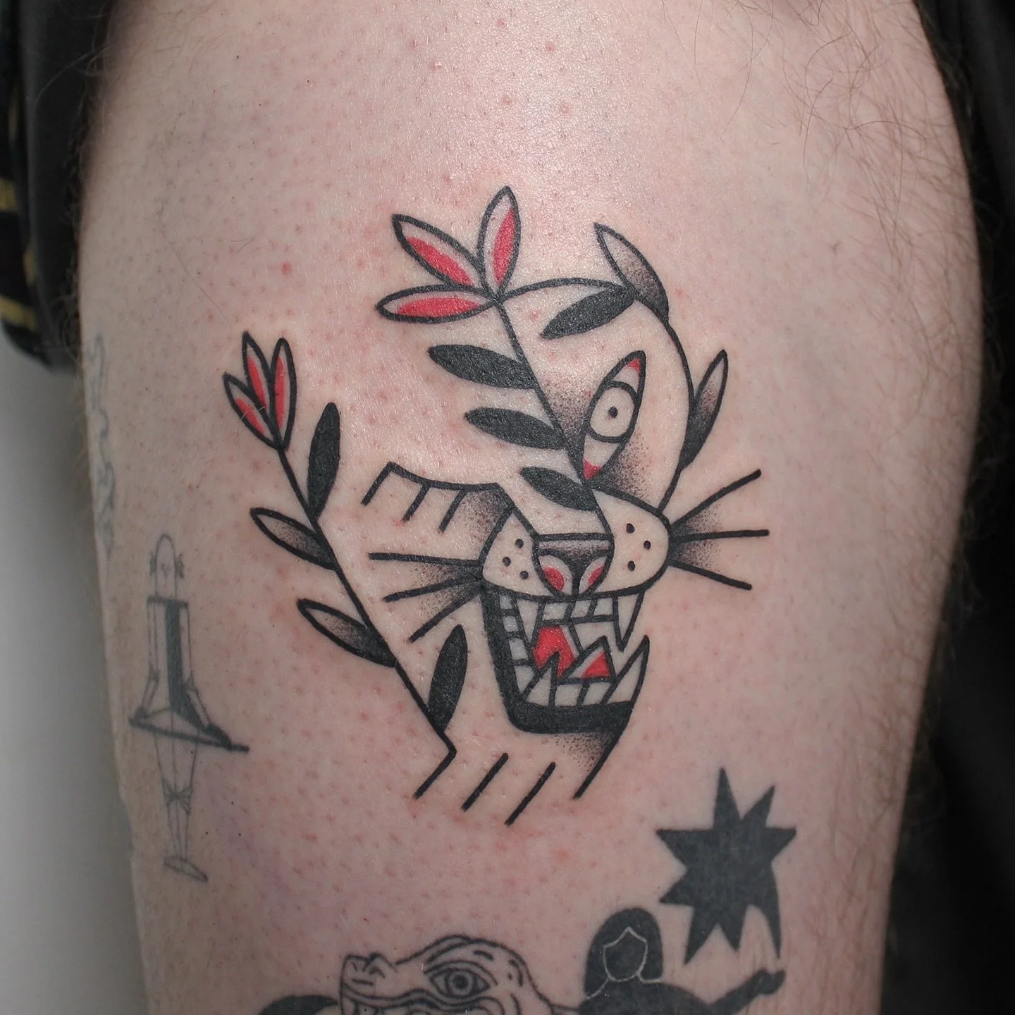 Projet personnalis&eacute; r&eacute;alis&eacute; par @les_niaiseries 🐯

*
*
*
*
*
*
#tattooparis #paristattoo #saintouen #illustration #illustrativetattoo #traditionaltattoo #traditionaltattooparis #frenchtattoo #cubismtattoo #tiger #tigertattoo