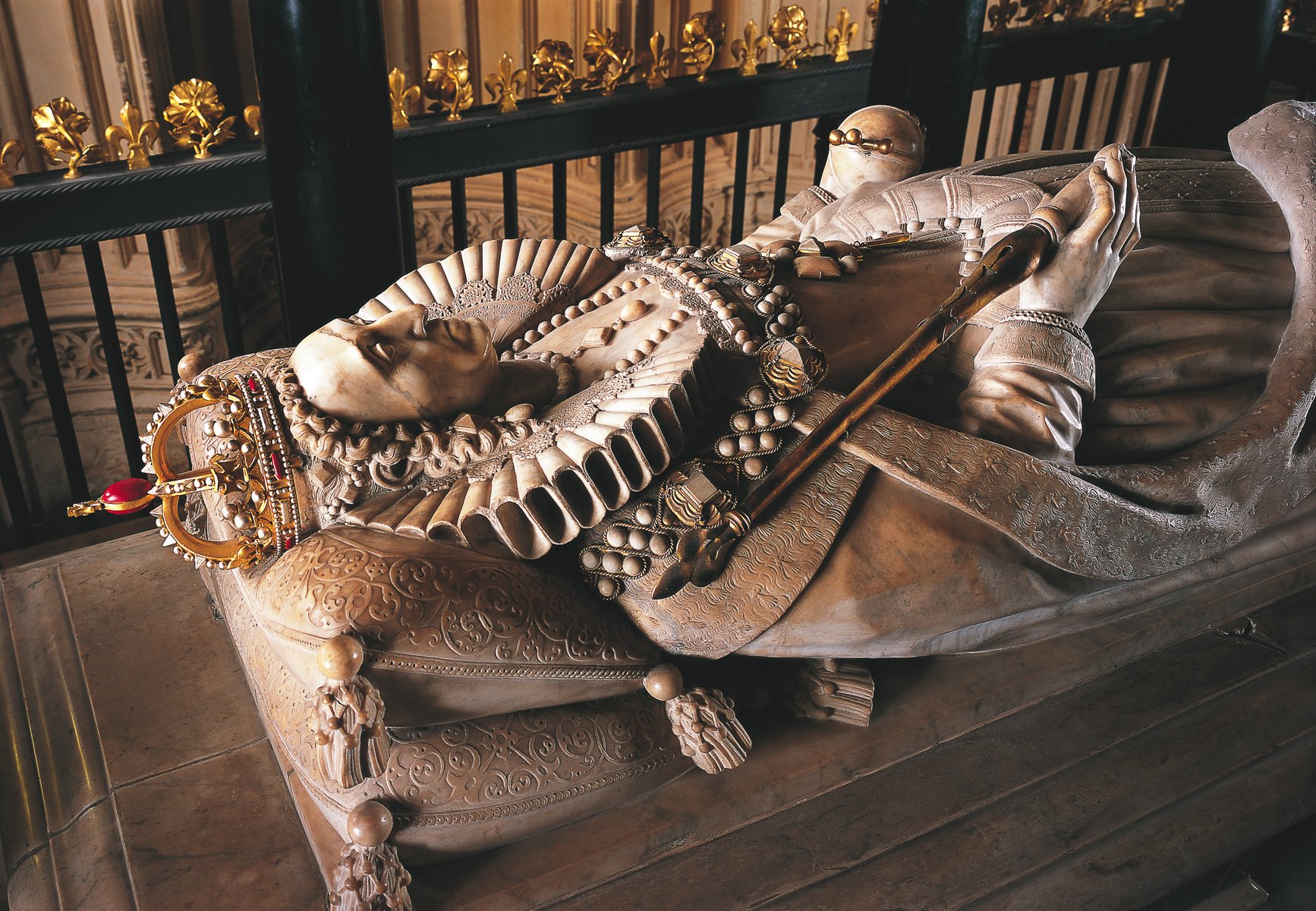 Похоронен на английском. Вестминстерское аббатство могила Елизаветы 1. Усыпальница Елизаветы 1. Вестминстерское аббатство захоронения королей. Могила Елизаветы 1 Тюдор.