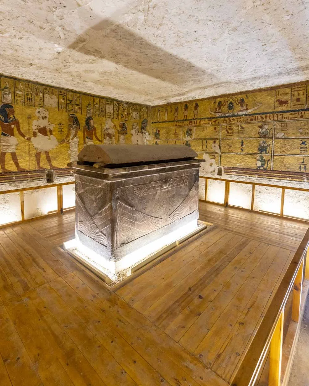 Discover the story of Tutankhamen through objects, tomb paintings