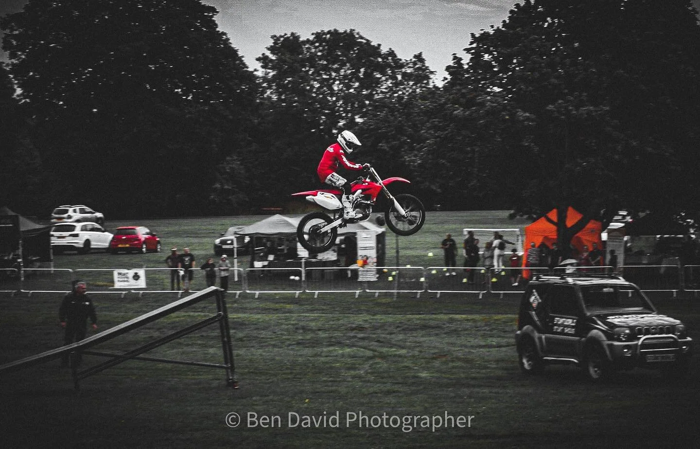 Party in the park
.
.
⚙️- Canon EOS 350D Digital 18.0 - 55.0MM
.
.
#partyinthepark #stuntbike #canonphotography #dailyphotography #festival #like #comment #share #digitalphotography #hallpark