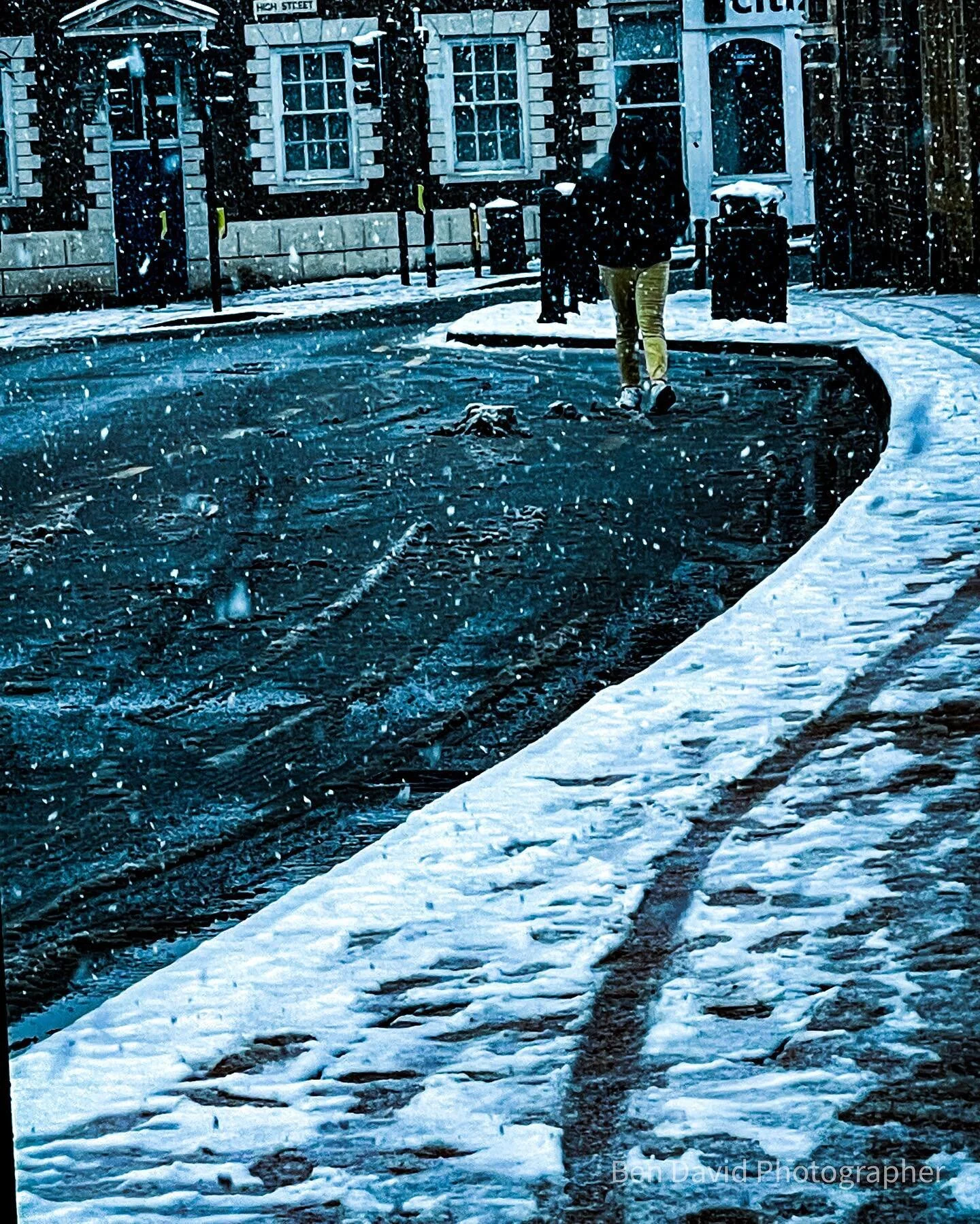 Unexpected Snow 
.
The weather can be unpredictable at times 
.
⚙️- Telephoto Camera Len - 65 mm f2.2 ISO 20
.
.
#telephoto #cameralen #iso #unexpected #weather #snow #dailyphotography