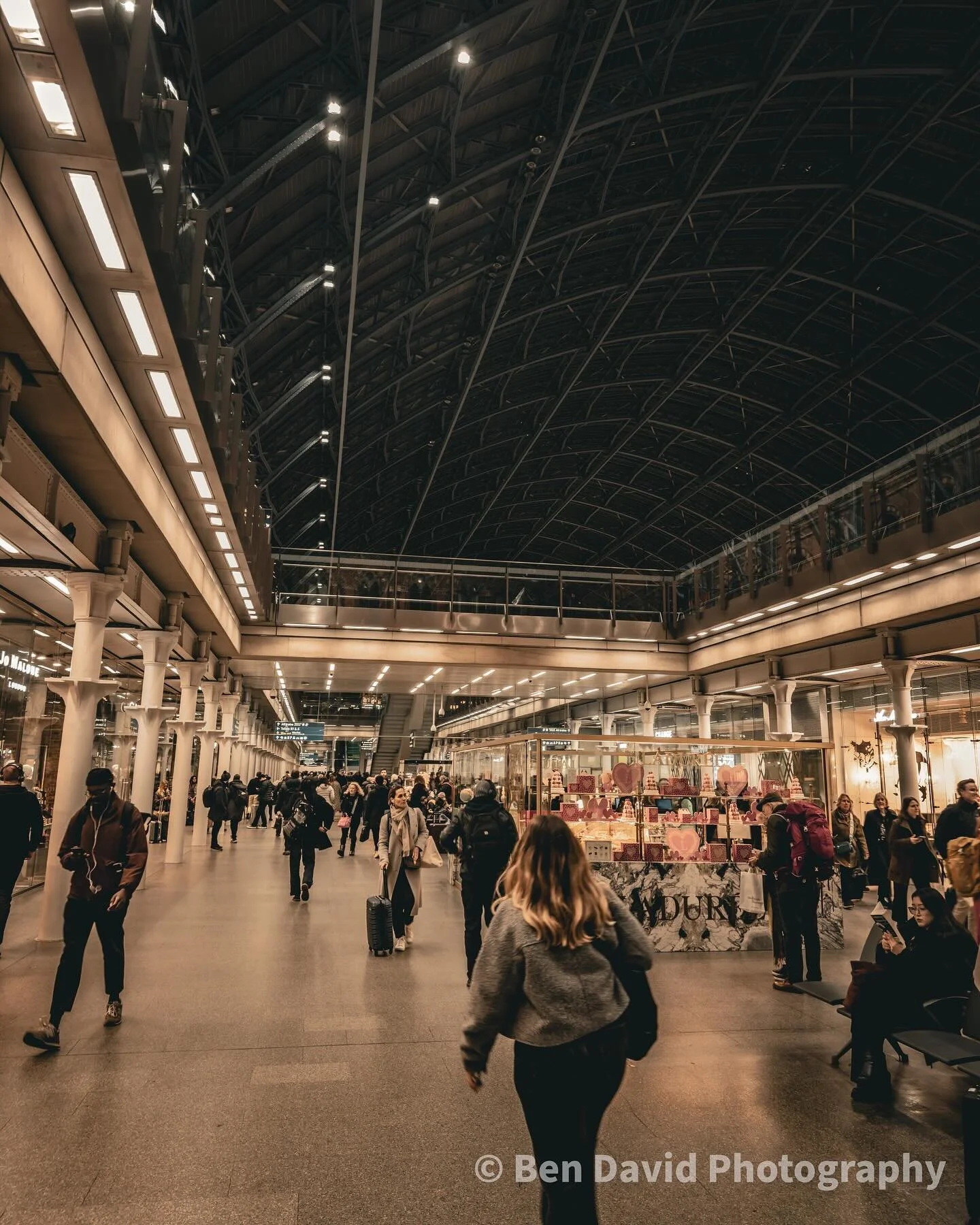 St Pancras International 
.
.
Took a amazing shot of busy train station in London of St Pancras international 
.
.
📷 IPhone 15 pro max 24 mm f-1.78
.
#wintertimes  #lifestyle #travelphotography #photography #instadaily  #lifeculture #trainlife #stpa
