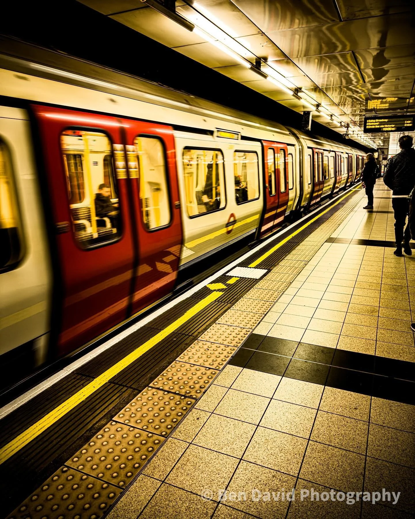 London Underground 
.
.
Travel vibes in the London Underground with tube trains 
.
.
📷 IPhone 15 pro max 24 mm f-1.78
.
#tubetrains  #lifestyle #travelphotography #londonunderground #photography #instadaily #platform #lifeculture