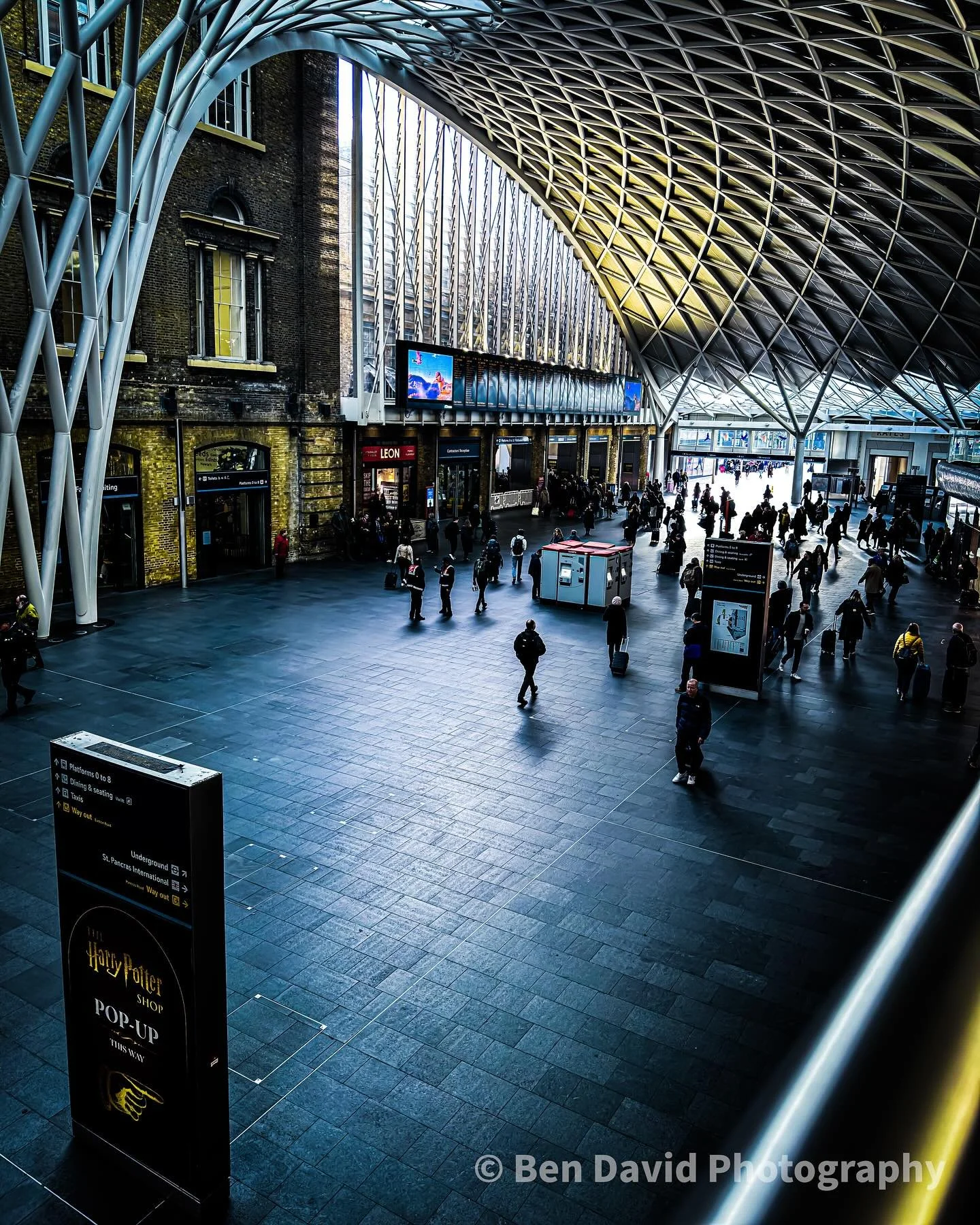 King Cross
.
.
Travel in one most busy train station in London of King Cross that took a amazing shot of the station 
.
.
📷 IPhone 15 pro max 24 mm f-1.78
.
#wintertimes  #lifestyle #travelphotography #photography #instadaily  #lifeculture #londonli