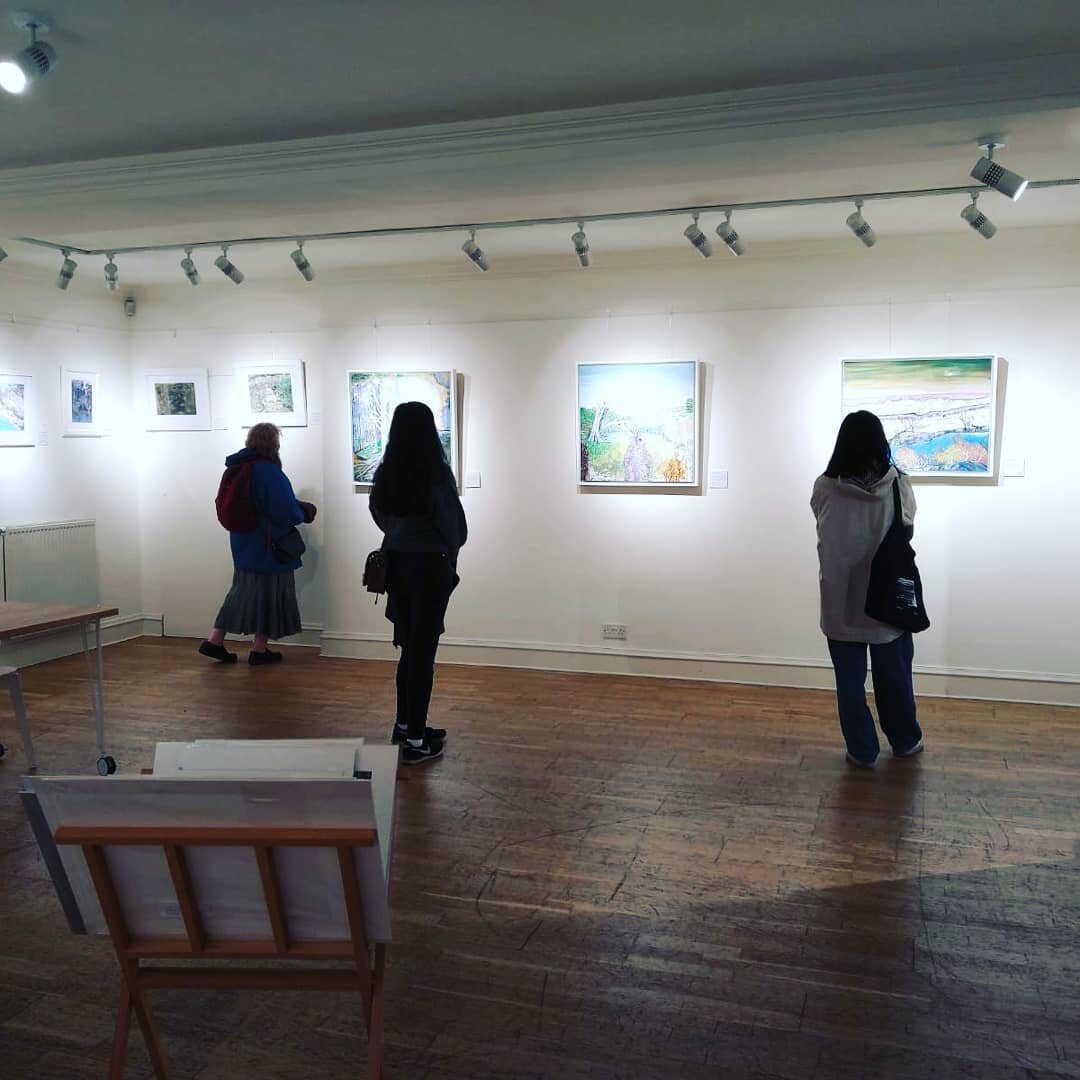 Exhibition day 3 and lots of activity! Thanks to all who came! The exhibition continues until the 25th at #thedundasstreetgallery to don't miss the chance to lose yourself in the #magic 

#scottishart #exhibition #landscapes #landscapepainting #amara