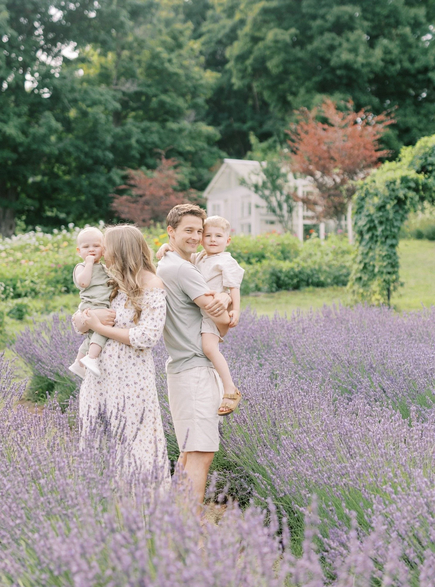 I don&rsquo;t think I&rsquo;ll ever stop sharing our lavender sessions this year at @allwhowanderflowerfarm. They&rsquo;re just SO good 😍.

Our last flower field minis wrapped up this past weekend, and it feels a little bittersweet 🥹. I remember co