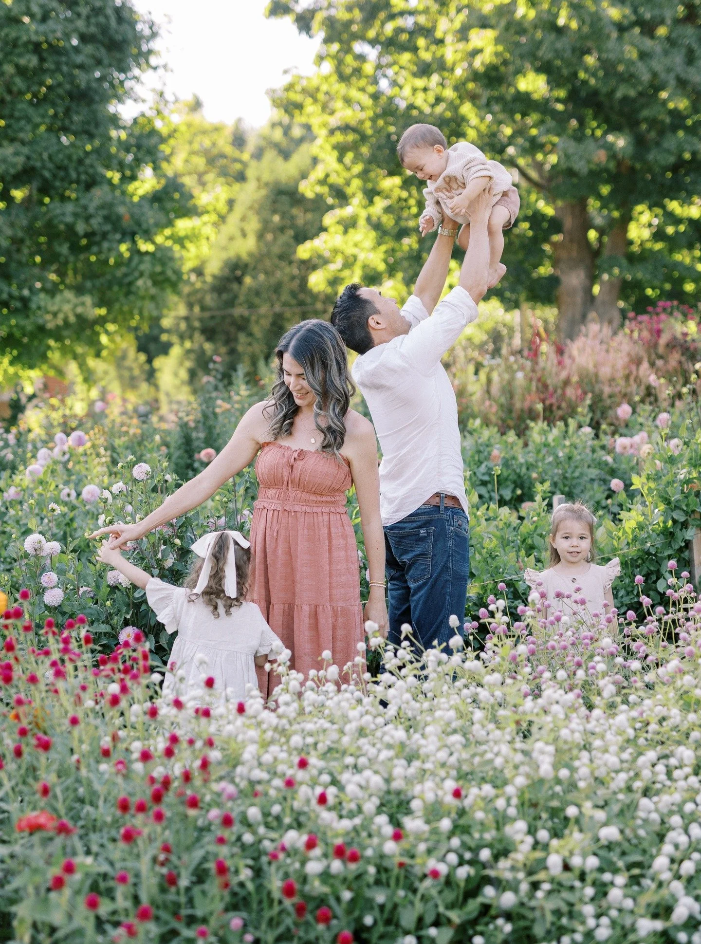 It was a beautiful afternoon well spent at the farm, with little children and flowers all around 🤍