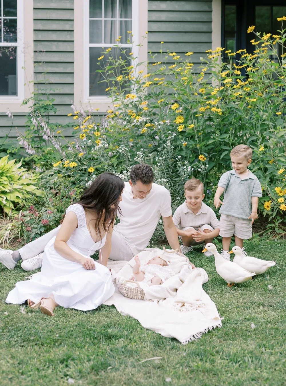 "Little children always have the best time, and are happiest, around farm animals...bunnies, chicks, and ducks," said Laura @allwhowanderflowerfarm 🥰.

And I couldn't agree more.

So happy that this sweet family picked the flower farm for 