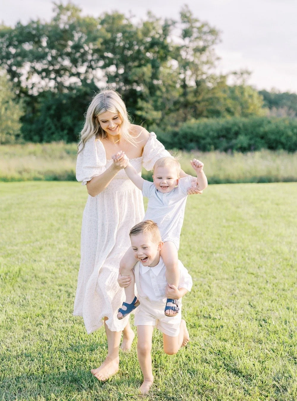 There's something special about a fellow photographer trusting you with her own family's memories 🥹

Barefoot on the grass, paper airplanes, wildflowers, and beautiful light &mdash; @sierramackiephotography's motherhood session was everything 😍❤️.