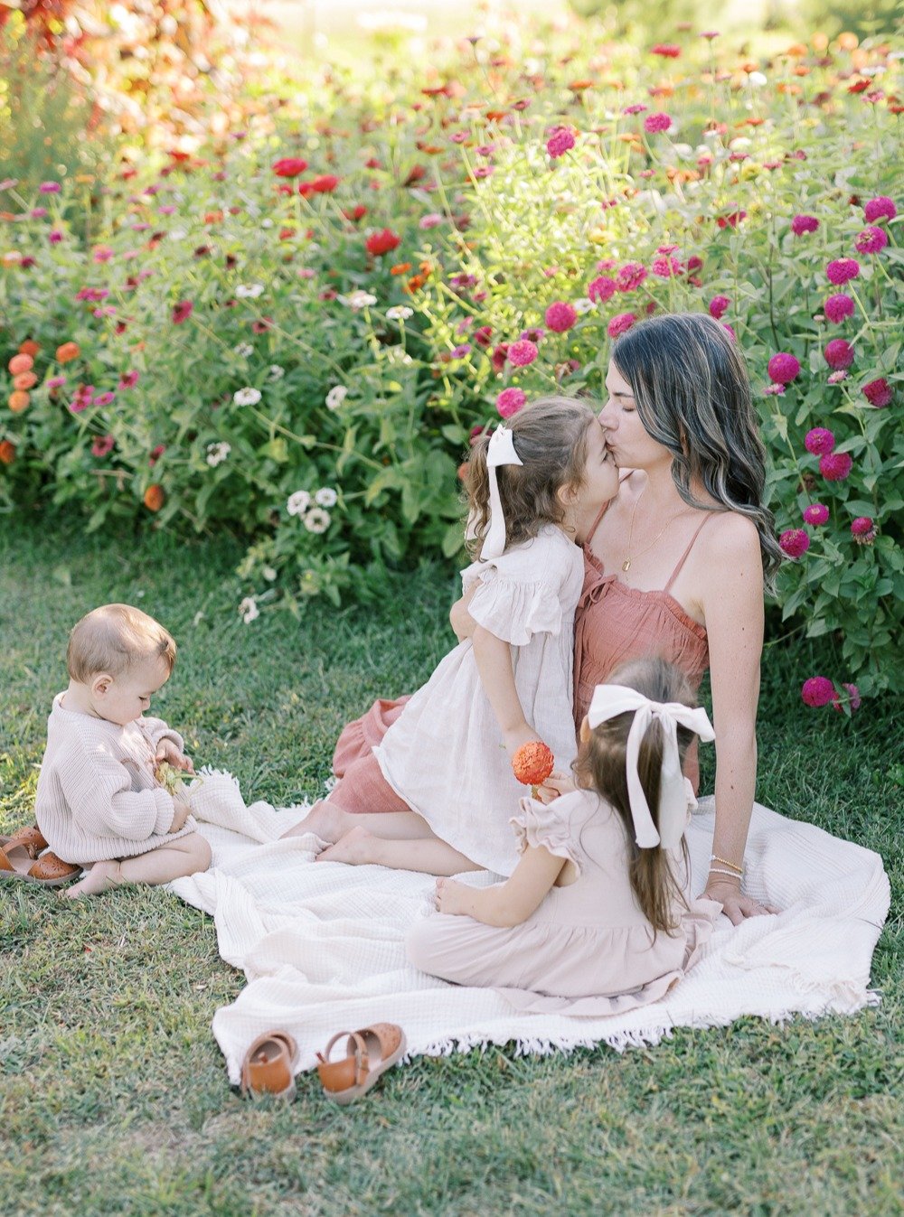What to expect at a September session at the flower farm? An explosion of colors and blooms.And honestly, I'm not mad about it at all 😜😍. 

I have a spot that just opened up at this gorgeous flower farm @allwhowanderflowerfarm this Saturday. If you