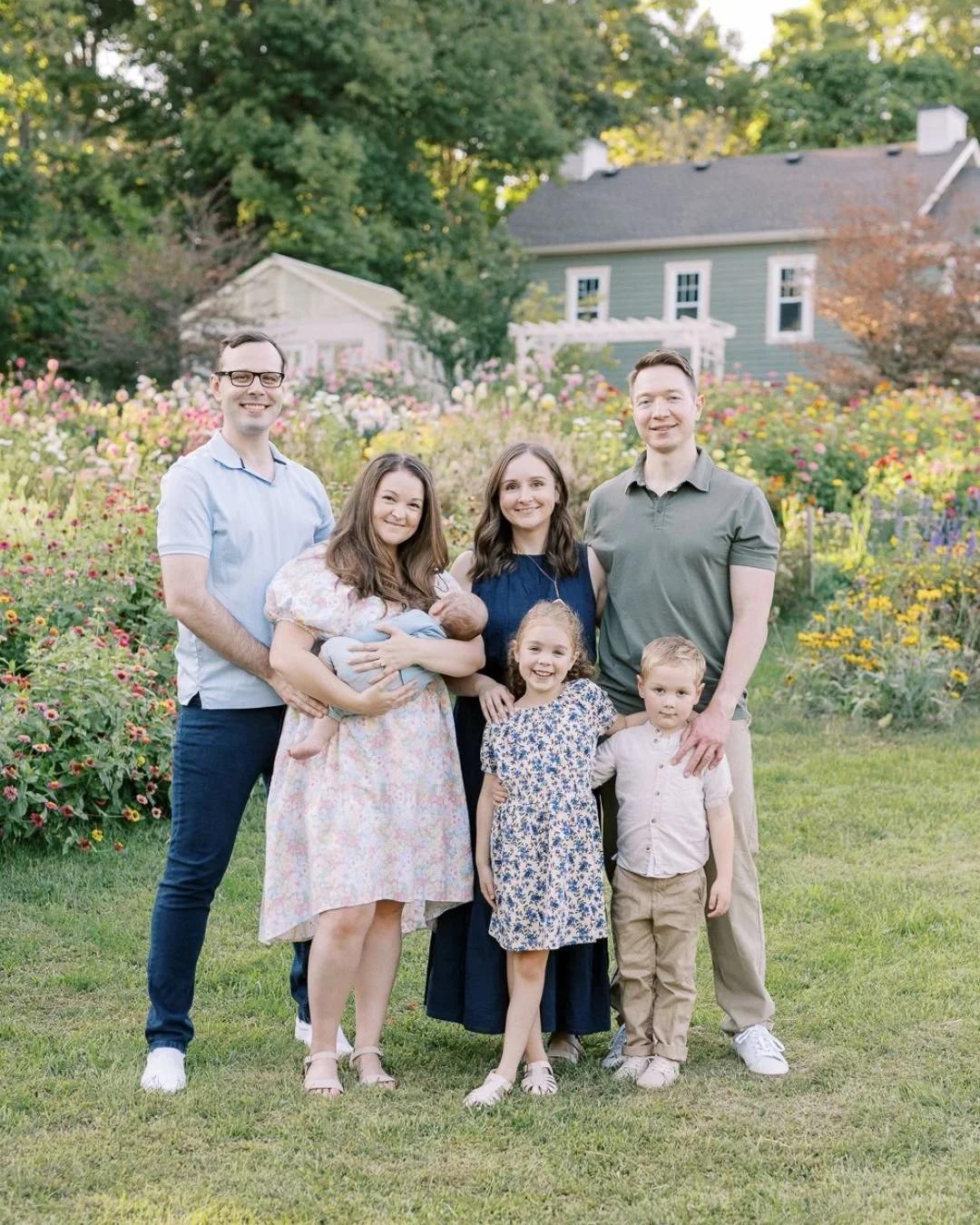Another sweet extended family session at @allwhowanderflowerfarm 😍

Have you ever thought of feeding ducks and chickens with your family during your session? If not, this is your sign! It never fails to take the experience to the next level 🐥