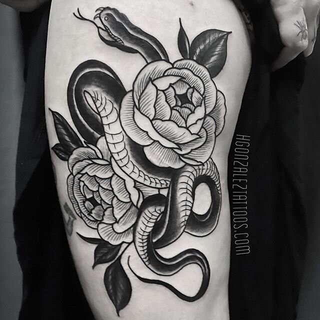 Snakes in the gardens .
.
.
#austintattoo #austintattoos #sanantoniotattoos #sanantoniotattoo #killeentattoo #sanmarcostattoo #blackwork #blackworktattoo #floraltattoo