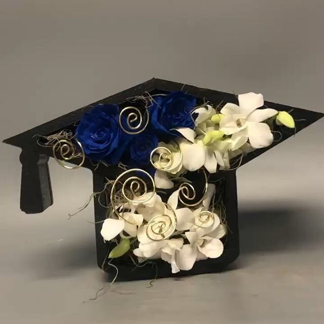 Special Graduation gift 🎓! Not too late to get one for your 2020 graduate!
&bull;
&bull;
&bull;
&bull;

#gattoflowers #40years #letusmakethedifference #onlineshop #onlineshopping #flowershop #seasonalflowers #florals #buyflowers #centrepiece  #flora