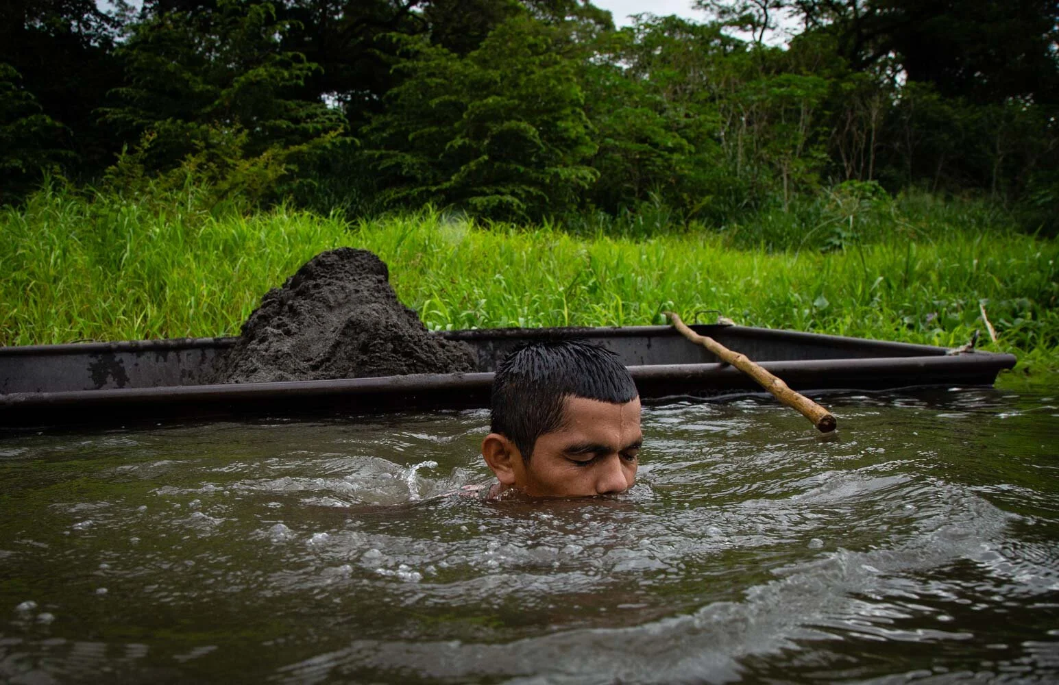   Luis Jarquin removes four boatloads of sand a day, which is equivalent to about ¢14,000 (about $23.30).  