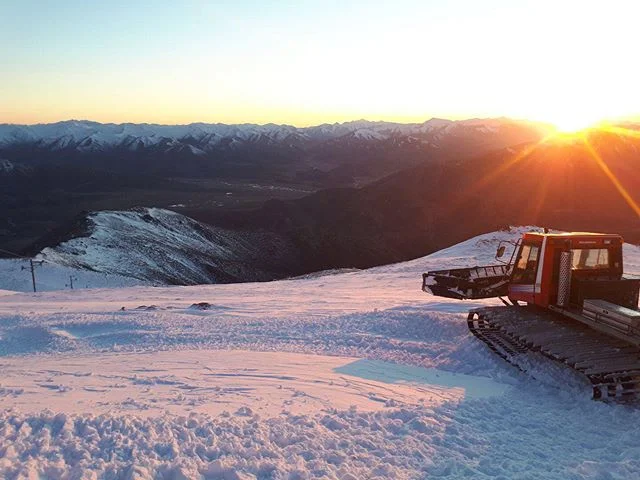 A light skiff of snow overnight will make for some beautiful cold wind blown powder. Good snow cover across the main runs but thin at the base area, firm in the morning but is expected to soften during the day. The Shirtfront is groomed. The snow was so good yesterday we ran the lifts until 5:30pm ✌🏼- Manager Ben winning in sunrise photography and daily report writing 🙌🏼 #skihanmer #skitheclubbies #hanmersprings #nzmustdo #skinewzealand