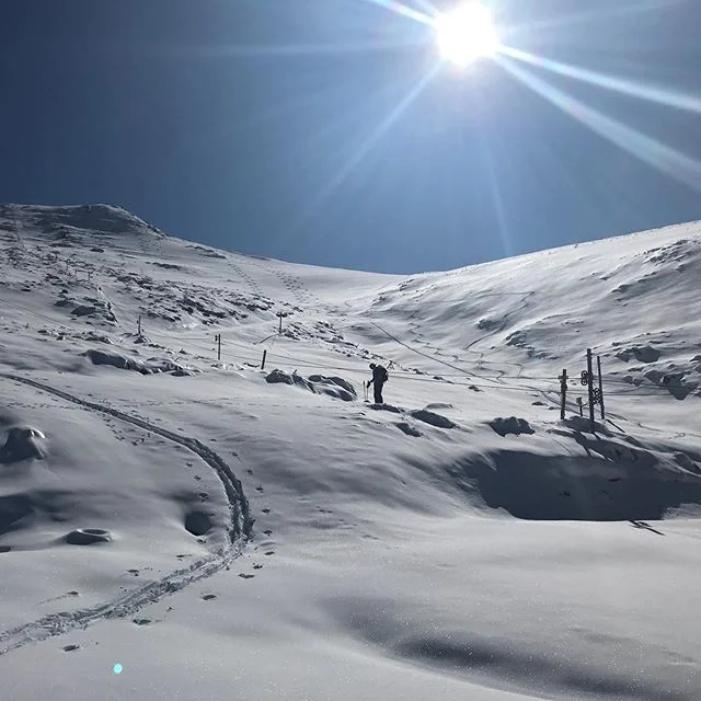 We’rrreee BAAAACCCKKK!! 🛎 Fresh snow lured the team up for a skin and the troops are rallying again to open for you THIS WEEKEND! We’re not sure if plan beyond that so come and join in the fun! 🤩 Our instructors have gone home, so no lessons available... plenty of everything else though. Overnight bookings can be made through accommodation page on our website 👍🏼 #hanmersprings #skihanmer #skitheclubbies #chillpass #grassrootsskiing #nzmustdo