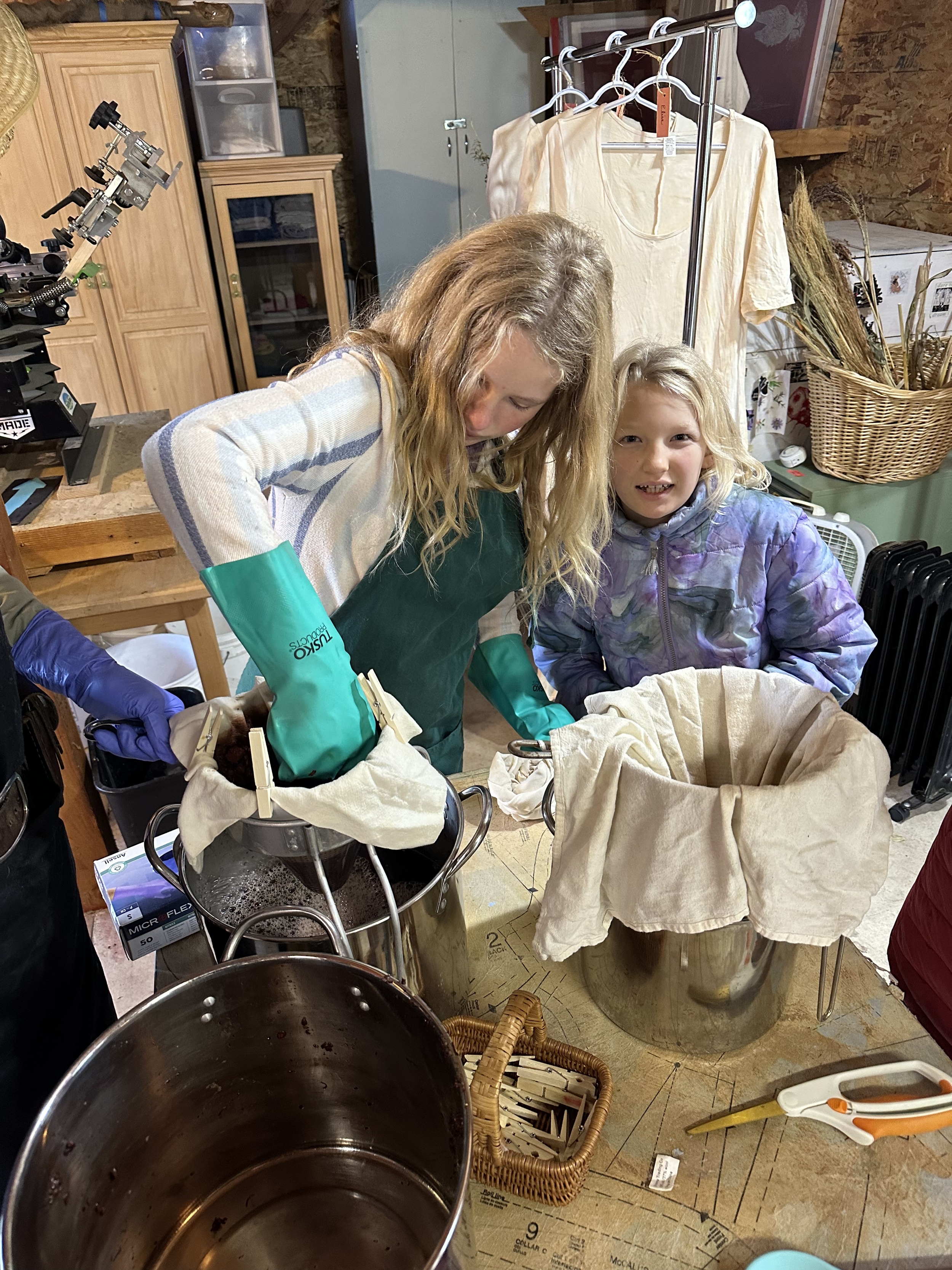 kids dyeing 3.png
