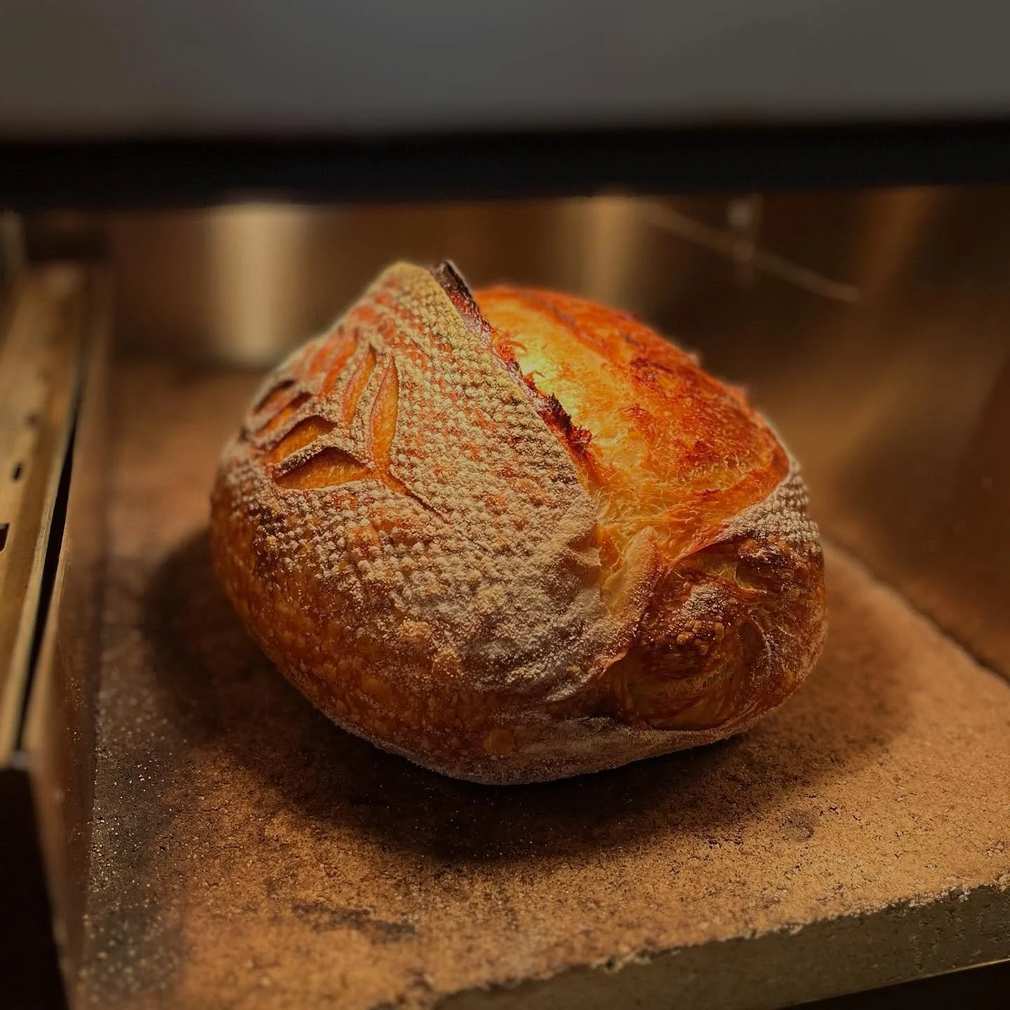 Peering into the #rofco&hellip; this one was a gift to a colleague at work.
.
.
.
#sourdough #realbread #naturallyleavened #bread #baking #foodie