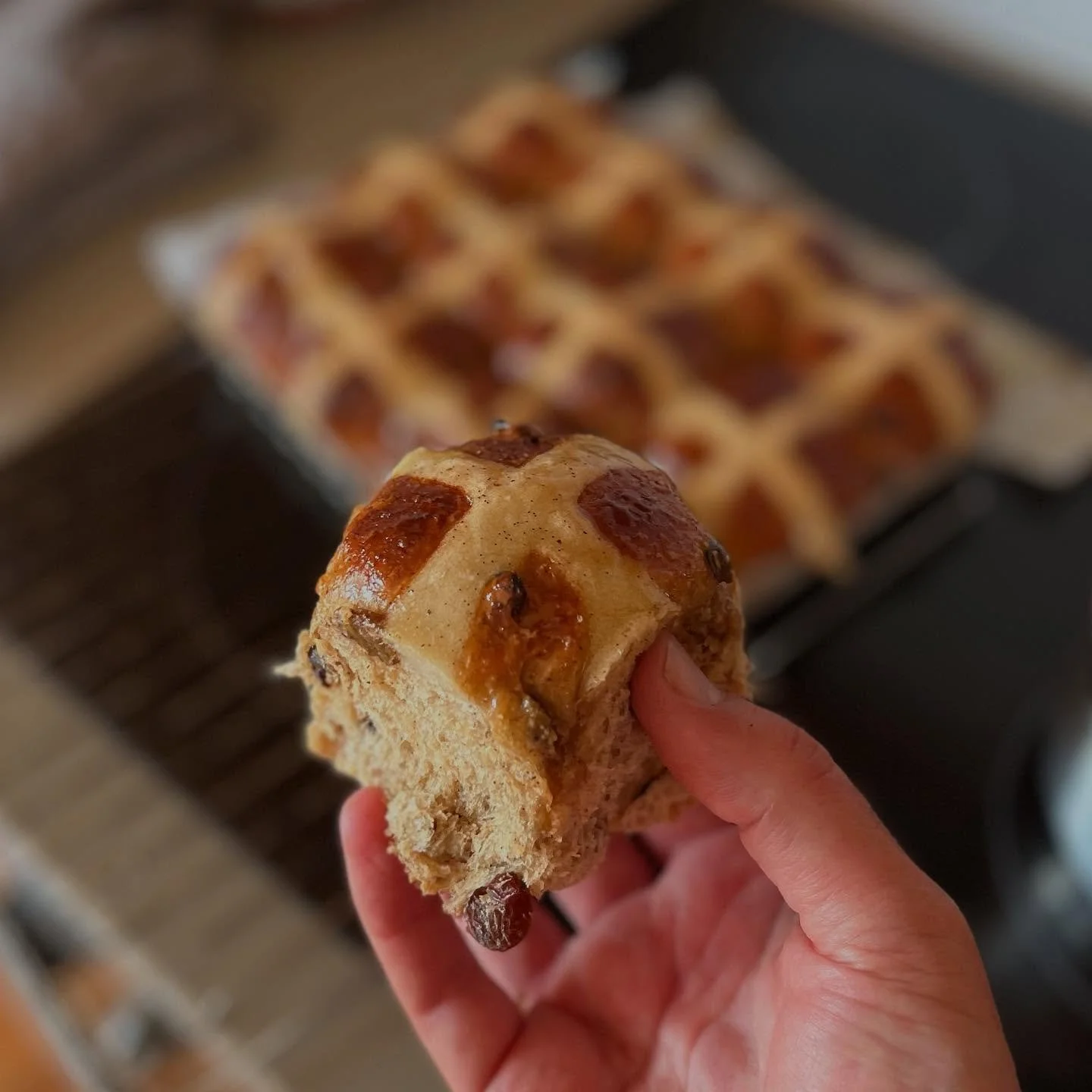 Nice buns! These ones from @recipe_tin but with the addition of ~70 g of orange pulp, 1.5 x the spice, nutmeg and 1.5 x the fruit. Brown sugar glaze with cinnamon, star anise and a vanilla pod. 90 g per bun.👌
.
.
.
.
#easter #easterbuns #hcb #bun #b
